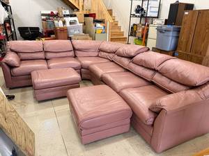 lot 200 image: Vintage Hickory International Mauve Leather Sectional Couch with Ottoman