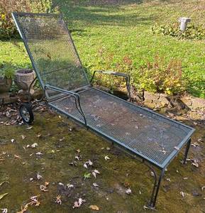lot 291R image: O - Vintage Adjustable Metal Outdoor Lounge Chair