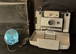 lot 390R image: FR - Vintage Polaroid Land Camera Automatic 230 with Flash and Case