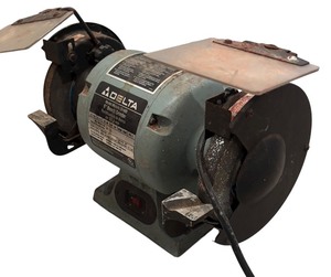 lot 556R image: LL - Delta 6 Inch Bench Grinder Model 23-680