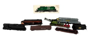 lot 582R image: LL - Lot of 8 Vintage Model Train Cars Assorted Railroads