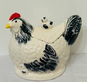 lot 102C image: DR - Ceramic Hen and Chick Cookie Jar