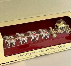 lot 442C image: LR - Her Majestys Gold State Coach Model 40th Anniversary Edition