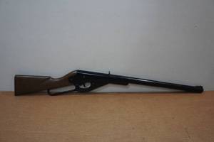 lot 74 image: Vintage Dasiy Model 105B Buck BB Gun