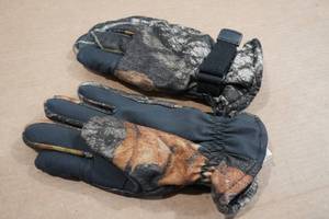 lot 102 image: Cabelas Extreme II Camo Hunting Gloves - Medium