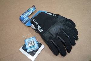 lot 25 image: Clam Ice Armor Expedition Gloves - Small