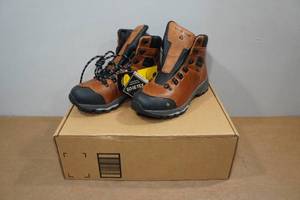 lot 65 image: Vasque St Elias 7145 Womens Hiking Boots - Size 9.5W