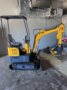 lot 32 image: Landhero Mini Excavator KN16