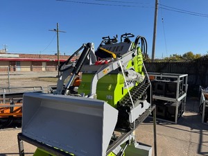 lot 58 image: Landhero Mini Skid Steer Loader