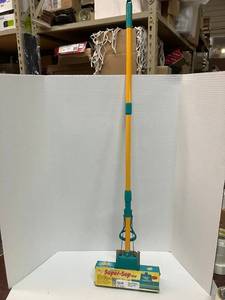 lot 13 image: Super-Sop Mop