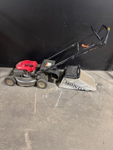 lot 3 image: Honda HR215SXA Lawn Mower with Grass Bag