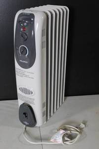 lot 29 image: Pelonis HO-0240 Electric Radiator Heater with Adjustable Controls