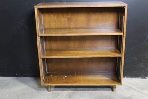 lot A-46 image: Vintage Wooden Bookcase with Adjustable Shelves and Tapered Legs