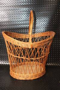 lot 366 image: Wicker Basket with Handle and Solid Base