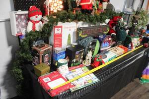 lot 370 image: Set of 5 Holiday and Bear-Themed Decorative Popcorn Tins