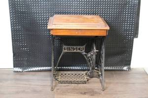 lot A-371 image: Vintage Singer Treadle Sewing Machine Table with Wood Cabinet