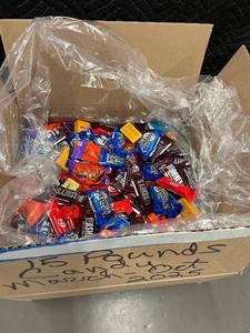 lot 372 image: UT 1 - 15 Pounds Assorted Fun-Size Candy Bars - Best By March-Oct 2025