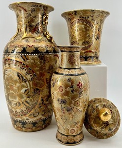 lot 200 image: Set of 3 Decorative Chinese Porcelain Vases with Gilt Floral Design and Lid
