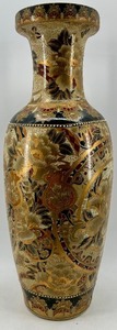 lot 204 image: Large Decorative Chinese Vase with Gold Floral Design