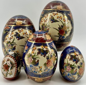 lot 230 image: Set of 5 Decorative Hand Painted Cloisonne-Style Ceramic Eggs Floral and Bird Motif