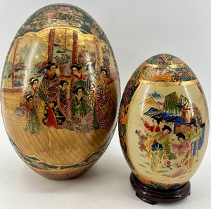 lot 233 image: Set of 2 Decorative Japanese Porcelain Eggs with Oriental Scenes