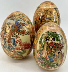 lot 240 image: Set of 3 Satsuma Style Japanese Decorative Eggs with Hand-Painted Detail