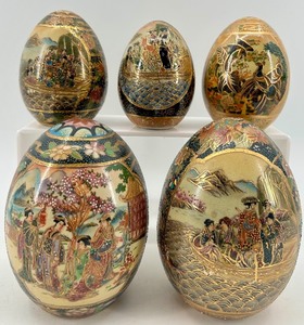 lot 241 image: Set of 5 Hand-Painted Japanese Style Decorative Porcelain Eggs