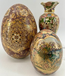 lot 243 image: Set of 3 Hand-Painted Decorative Porcelain Eggs and Vase with Asian Motifs