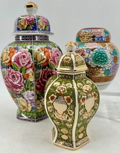 lot 256 image: Set of 3 Lidded Decorative Porcelain Ginger Jars with Floral Patterns