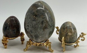lot 274 image: Set of 3 Decorative Polished Stone Egg Sculptures with Gold Stands