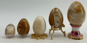 lot 275 image: Set of 5 Polished Onyx Decorative Eggs with 3 Stands