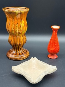 lot 60 image: Mid Century Amber Drip Ribbed Ceramic Vase, Orange Speckled Vase & Beige Square Ashtray