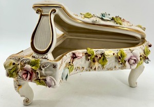lot 79 image: Capodimonte Porcelain Grand Piano Shaped Trinket Box with Floral Roses & Gold Trim