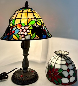 lot 99 image: Tiffany-Style Stained Glass Table Lamp with Grapevine and Floral Shade