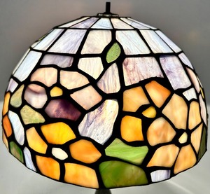 lot 176 image: Dale Tiffany Stained Glass Floral Lamp Shade