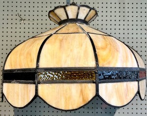 lot 178 image: Tiffany-Style Stained Glass Pendant Lamp Shade