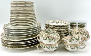lot 197 image: Haviland - Holly Berry - France Limoges Dinnerware Set & Cups, Napkin Rings