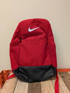 lot 4 image: NEW NIKE BACKPACK (RED)