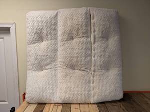 lot 19 image: KIRKLAND SIGNATURE EXTRA LARGE SQUARE PET BED