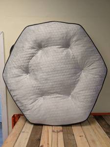 lot 15 image: KIRKLAND SIGNATURE HEX EXTRA LARGE PET BED (GRAY)