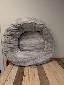 lot 20 image: NEW RENUE SMALL CIRCULAR PET BED (CREAM)