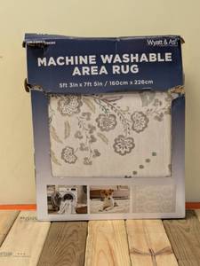 lot 44 image: WYATT & ASH MACHINE WASHABLE AREA RUG-ZINNIA