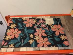lot 78 image: HAND HOOKED ACCENT RUG (FLORAL)