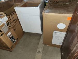 lot 6 image: 7 Scratch and dent cabinets