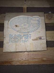 lot 32 image: 8 peice Sunburst crystal snack set