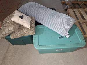 lot 48 image: Blankets pillows