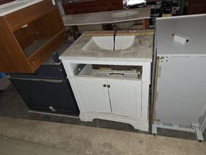 lot 7 image: Scratch and dent vanity cabinets