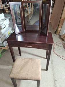 lot 51 image: Vanity makeup desk