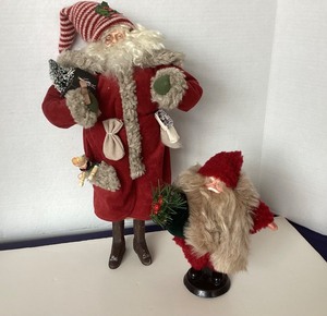 lot 8 image: Pair of Santas