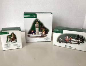 lot 164 image: Dept 56 Dickens Village Snowball Fun  A Story for the Children  Holly Split Rail Fence With Children